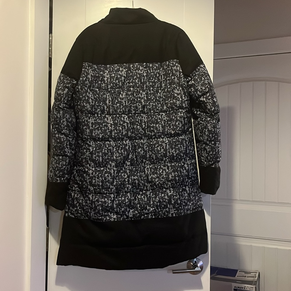 Gently used winter jacket. Size Medium. Long, very warm. - Picture 4 of 4